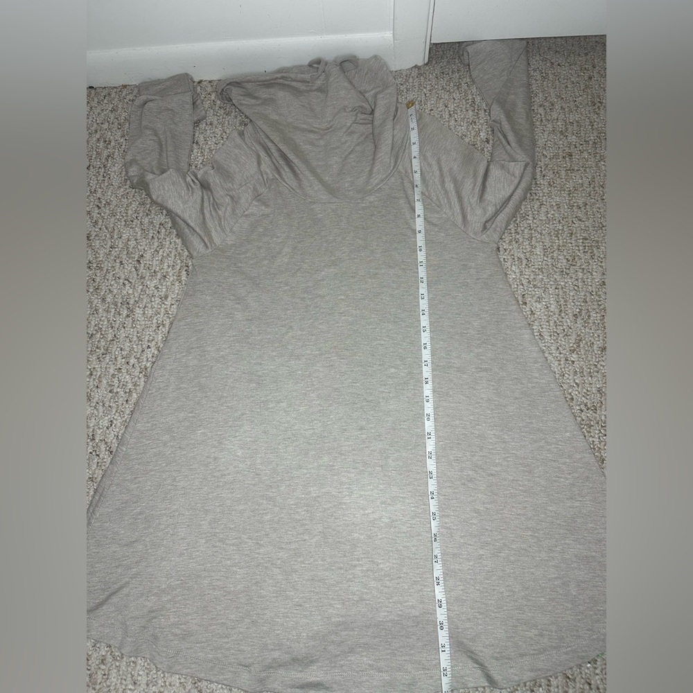 Chelsea & Theodore Light Gray Cowl neck Top size M - Picture 4 of 5